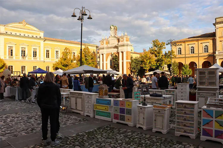 Feira com pessoas em Santarcangelo di romagna
