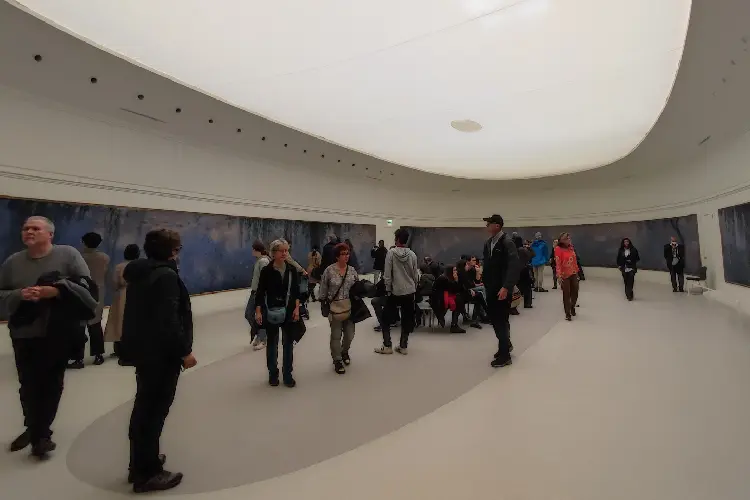 Pessoas admiram obra de Monet no Musée de l'Orangerie, em Paris.
