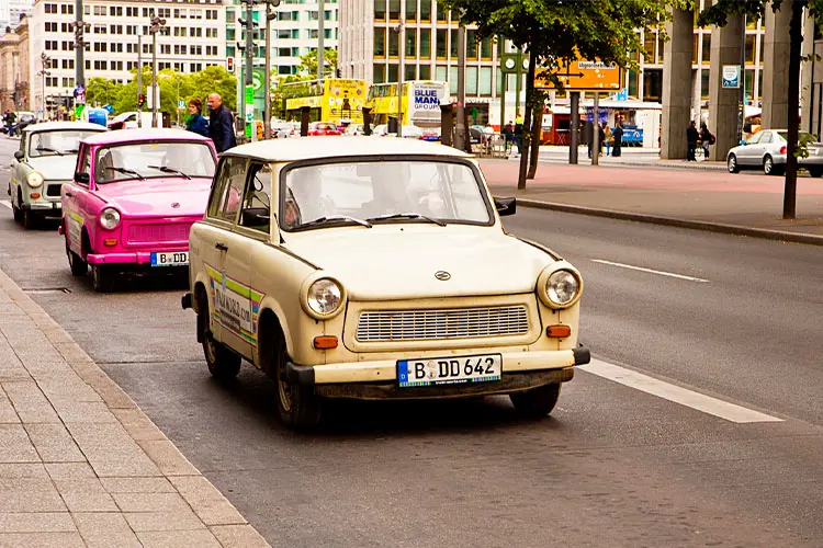 carros antigos, modelo trabi nas ruas de Berlim