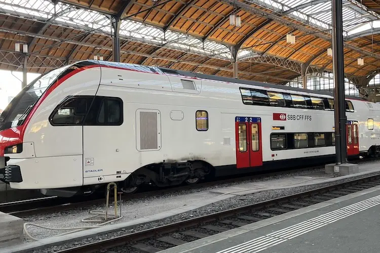 Trem em estação na Europa