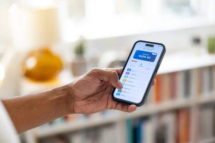 Mulher acessando conta online pelo smartphone
