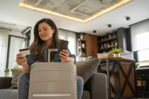 Turista se prepara viajar.