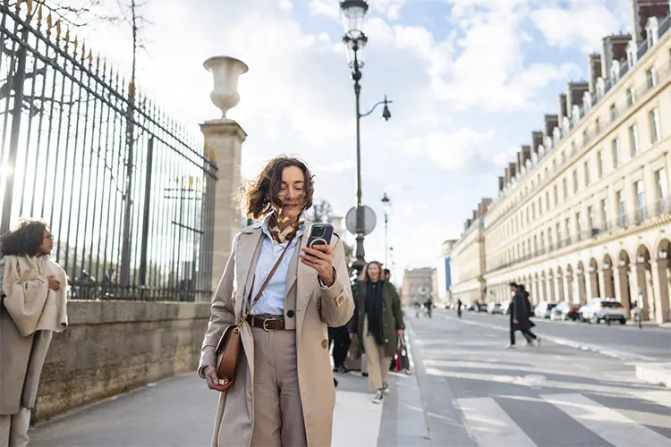 Turista utilizando AstroPay para viagem para converter moedas.