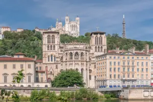 Catedral de São João Batista e Basílica de Notre-Dame de Fourvière refletidas no rio em Lyon, destino de bate e volta na França