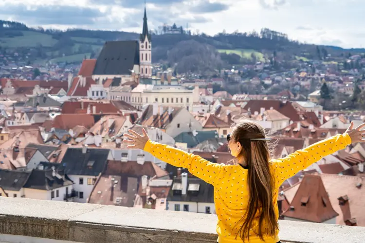 Turista aproveitando vista da cidade de Cesky Krumlov.