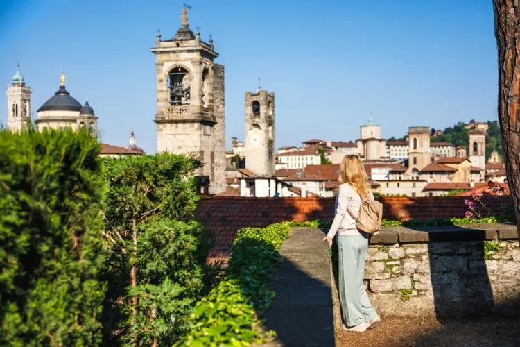 Mulher observa a cidade de Bérgamo na Itália