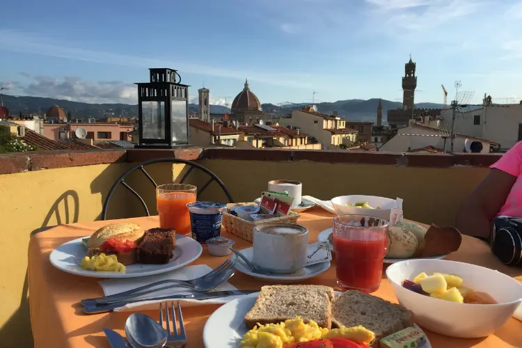 Vista do terraço do hotel em Florença, com cúpula do Duomo ao fundo
