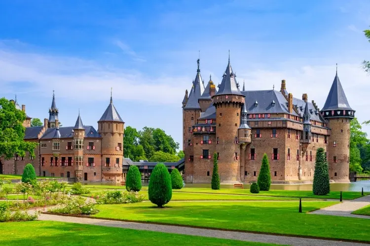 Jardim e castelo de Haar próximo a Utrecht