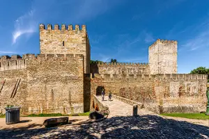 Entrada do Castelo de São Jorge, em Lisboa, Portugal
