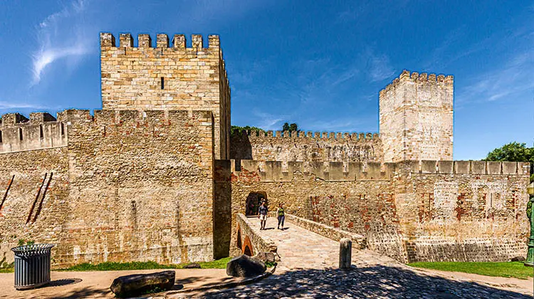 Entrada do Castelo de São Jorge, em Lisboa, Portugal