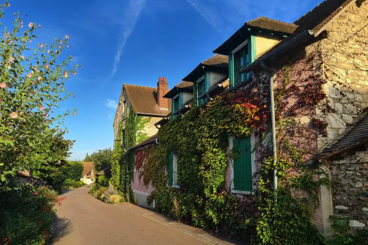 Rua de Giverny, em dia de sol