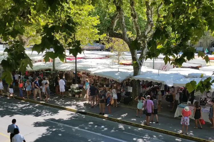 barracas de feira local em frente ao hotel em Saint Tropez