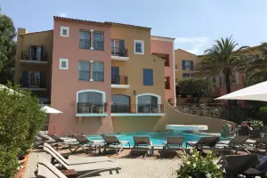 Fachada de hotel com piscina em Saint Tropez