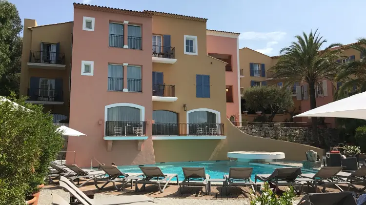 Fachada de hotel com piscina em Saint Tropez