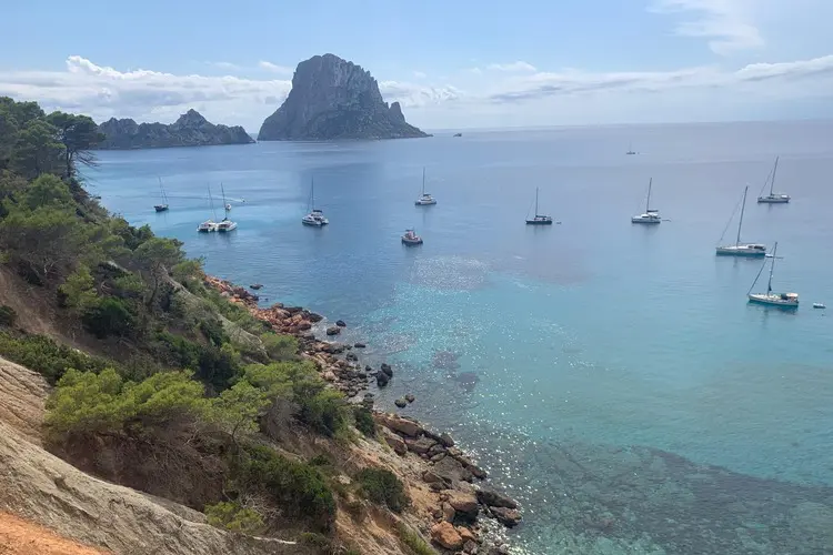 Paisagem do mar e montanha em Ibiza, na Espanha.