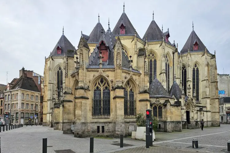 Igreja localizada no centro histórico de Lille