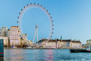 Vista da London Eye, em dia de céu azul Londres.