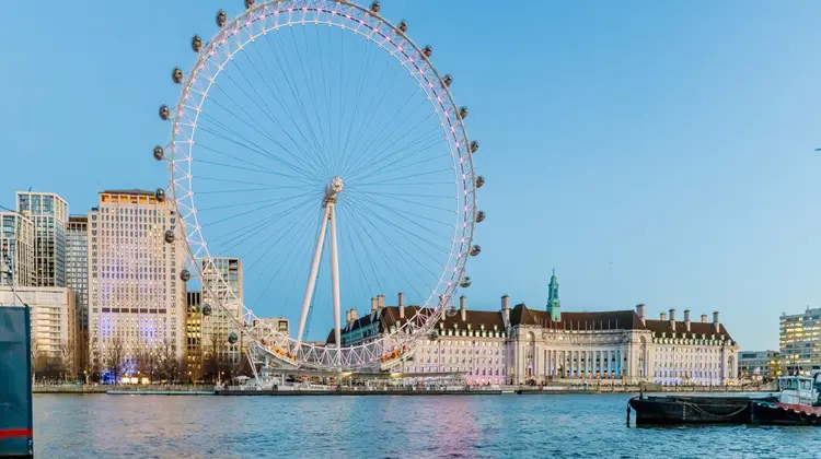 Vista da London Eye, em dia de céu azul Londres.
