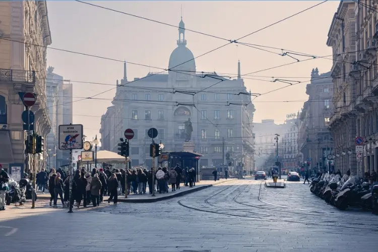 Pessoas caminham na rua em região central de Milão no inverno