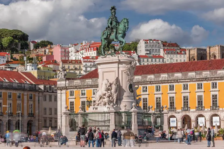 Praça do Comércio, em Lisboa, em dia de sol