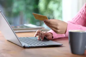 Mulher fazendo pagamentos online com melhor conta digital internacional
