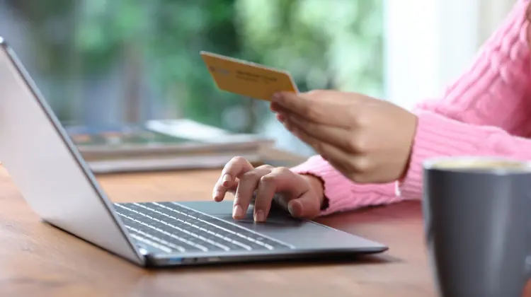 Mulher fazendo pagamentos online com melhor conta digital internacional