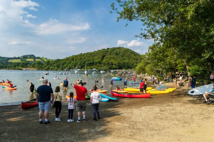 Turistas aproveitando um dia de sol na Inglaterra.