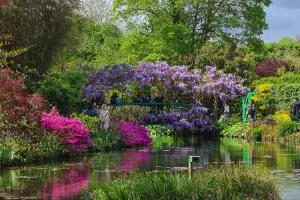 Jardins floridos de Giverny em dia de sol, destaque entre o que fazer em Giverny na França