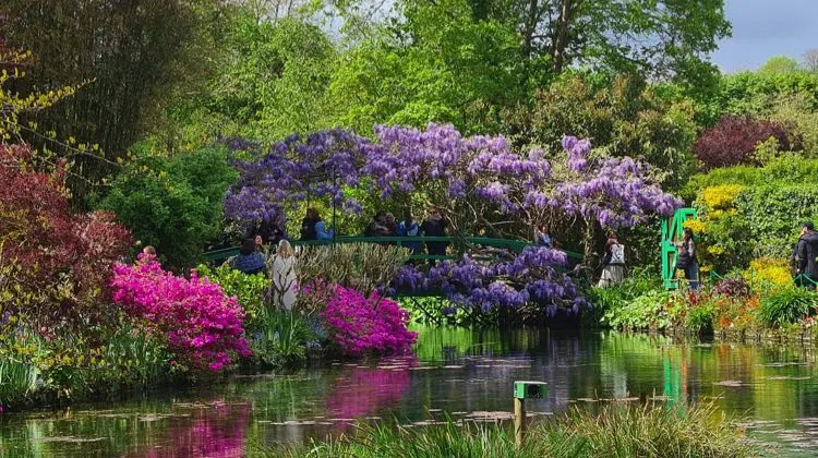 Jardins floridos de Giverny em dia de sol, destaque entre o que fazer em Giverny na França