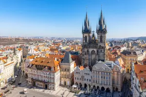 Vista panorâmica da Praça da Cidade Velha em Praga em dia de céu azul.