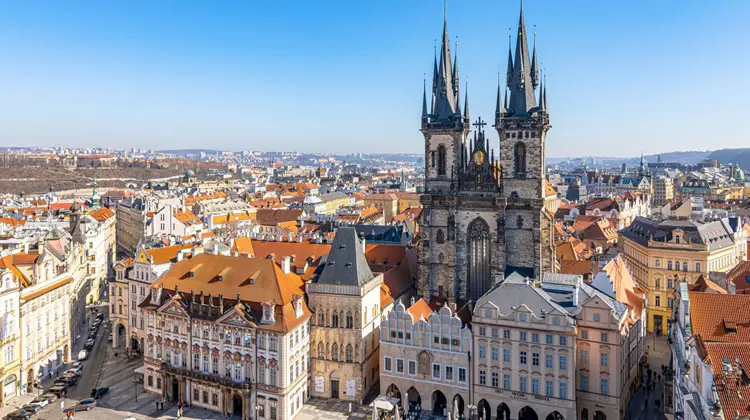 Vista panorâmica da Praça da Cidade Velha em Praga em dia de céu azul.