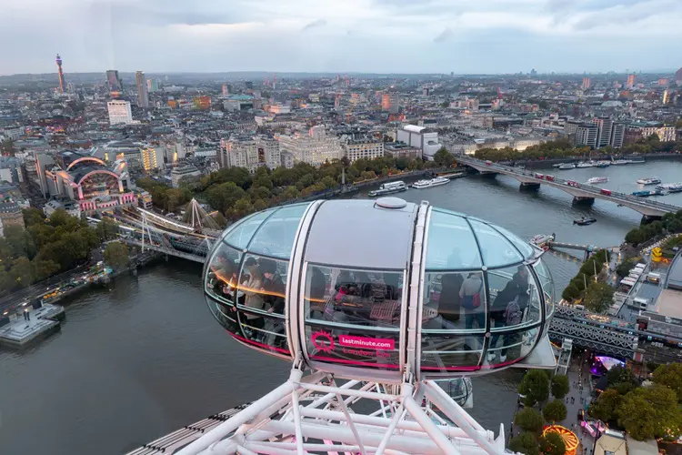 Vista de uma das capsulas da London Eye com a cidade de Londres como pano de fundo.