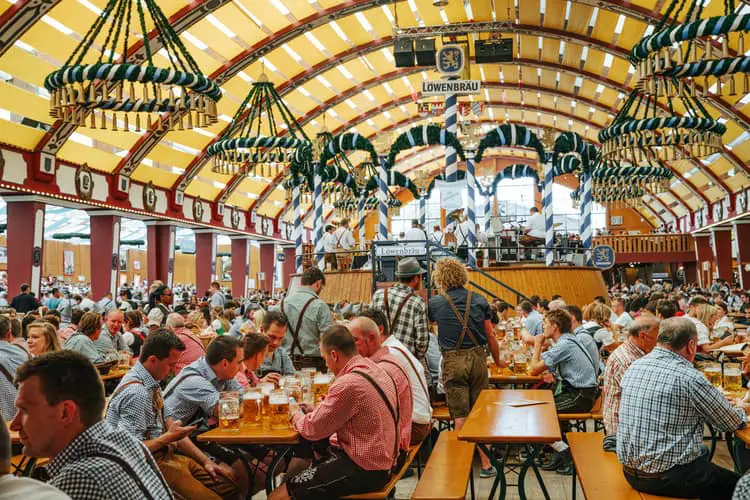 Refeitório no Oktoberfest em Munique