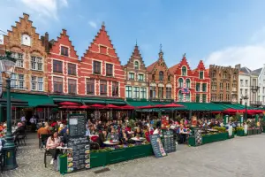 Grote Markt em Bruges com restaurantes e arquitetura típica