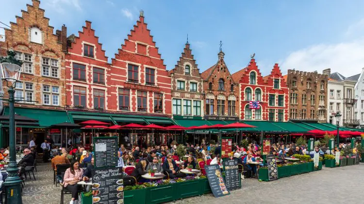 Grote Markt em Bruges com restaurantes e arquitetura típica