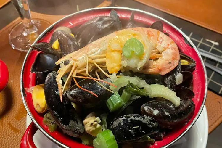 Moules, prato normalmente servido com batatas fritas