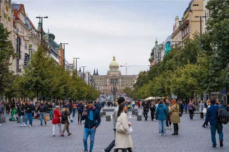 Praça Venceslau movimentada em Praga