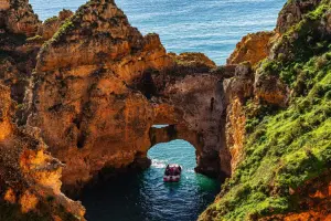 Algarve, em Portugal, em dia de sol