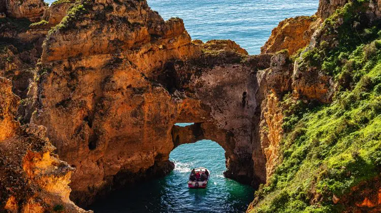 Algarve, em Portugal, em dia de sol
