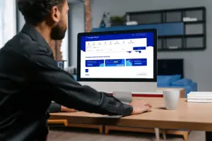 Homem utiliza computador com o site Passagens Promo aberto na tela.