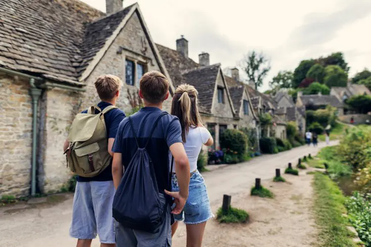 Jovens passeando por Costwolds.