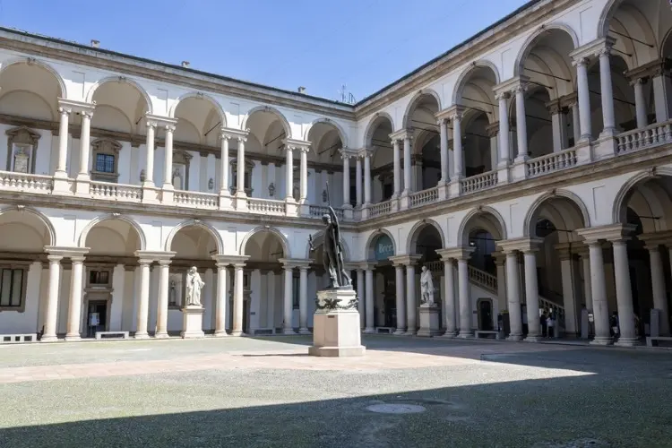 Pátio interior da Pinacoteca di Brera com estátua de Napoleão Bonaparte no centro