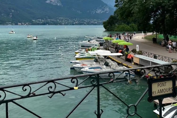 Ponte do Amor em Annecy com o lago e montanhas ao fundo.