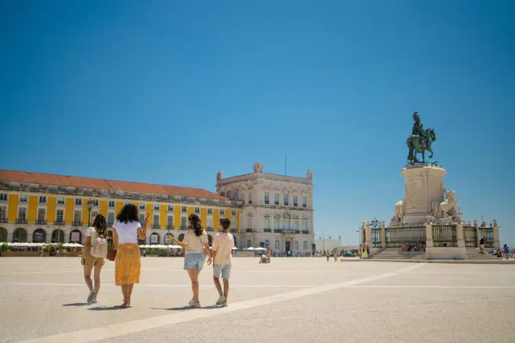 Família na Praça do Comércio em Lisboa