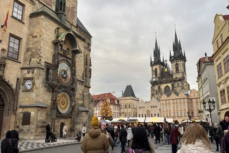 Turistas passeando pela Praça da Cidade Velha em Praga.