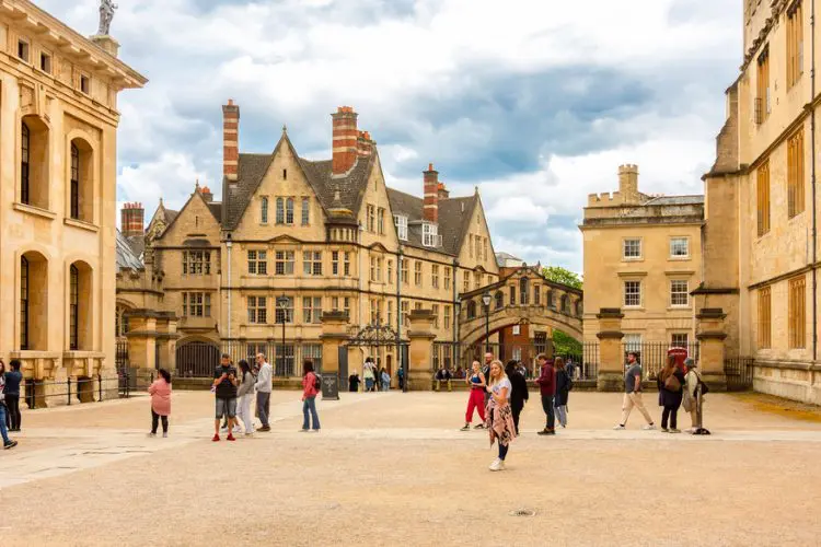 Pessoas caminhando por Oxford.