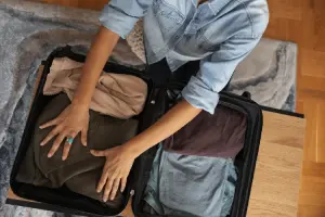 Viajante preparando suas roupas para outono na Europa