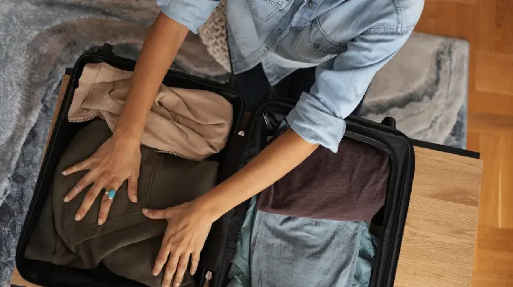 Viajante preparando suas roupas para outono na Europa