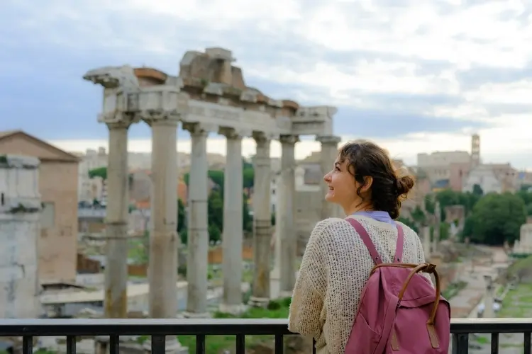 Turista no Foro Romano, em Roma.
