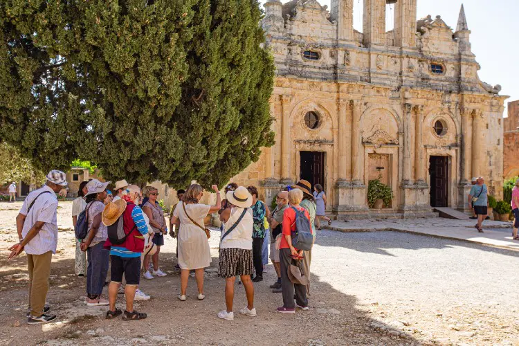 Para viajar pela Europa, optar por guias turísticos e pacotes de viagem é uma boa ideia.